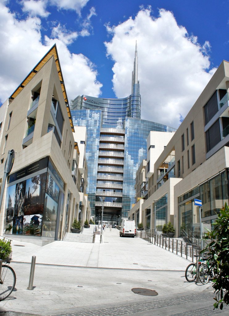 A área de Porta Nuova em Milão é um desenvolvimento imobiliário incrível e ultra moderno.