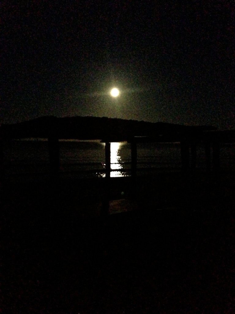 A lua cheia nos chamou à praia onde vimos o sol nascer...