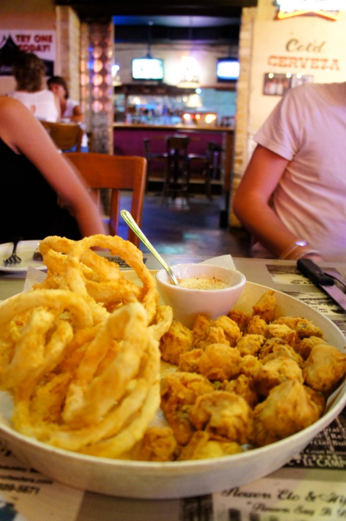 Nosso prato favorito são as cebolas e cogumelos fritos (nunca comi tanto frito junto como nestes dias!!)