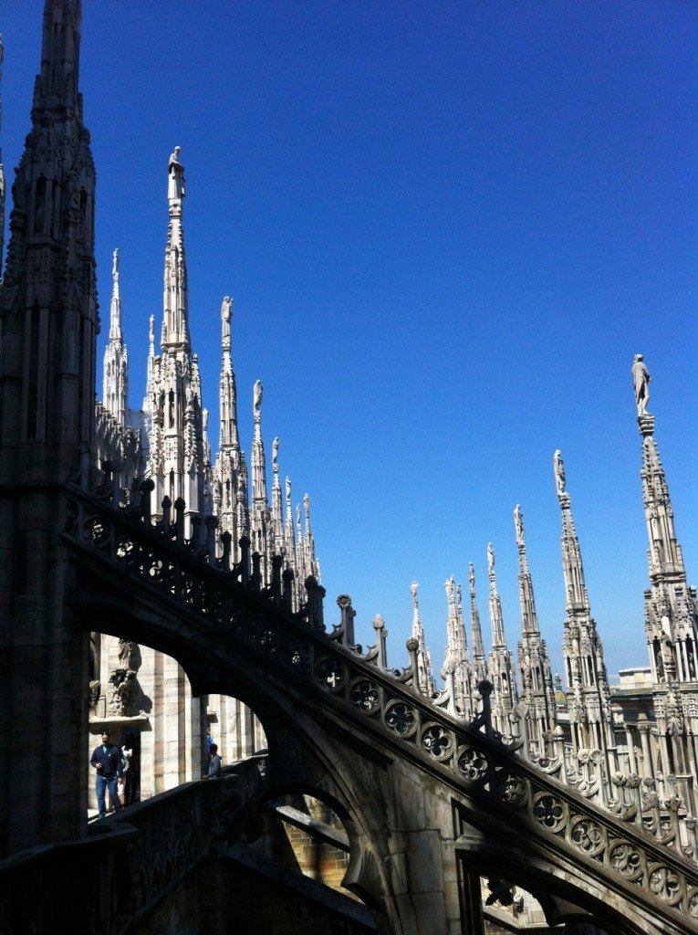 Em cima do Duomo e a vista de Milano