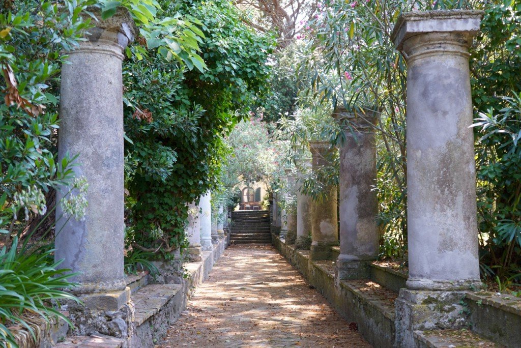 No caminho, bisbilhotávamos nos lindos jardins...