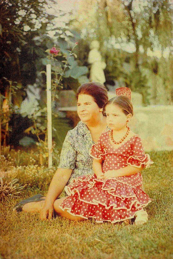 EU E MINHA AVÓ HILDA 1972, EU ESTAVA VESTIDA COM  TRAJE TÍPICO  QUE ELA ME TROUXE DA ESPANHA, FOTO TIRADA NO JARDIM DE NOSSA CASA EM PELOTAS RIO, GRANDE DO SUL.