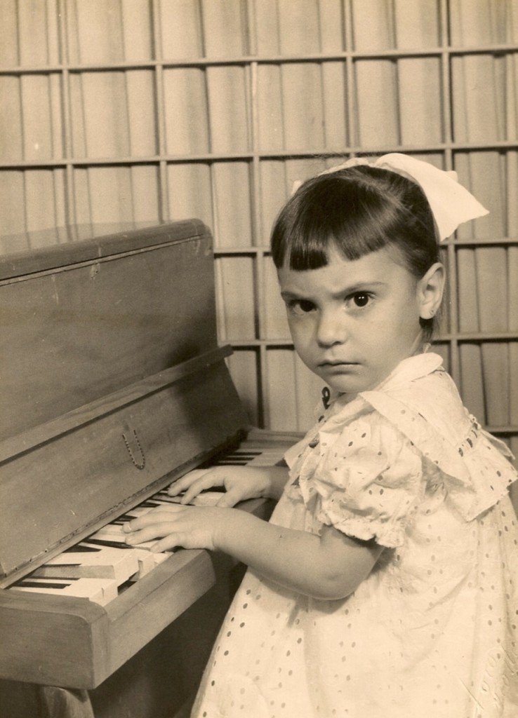 uma foto minha, aos 5 anos, isto é, de 1961,em São Paulo, minha cidade natal. Acho muito lindo esse meu vestidinho em laise... minha mãe diz que as fitas da pala, em veludo, eram azuis, assim como a pedrinha do brinco, bem pequeno, que tenho na orelha... Era costume levar-nos em estúdios, para fazer fotos como essa, com instrumento musical...