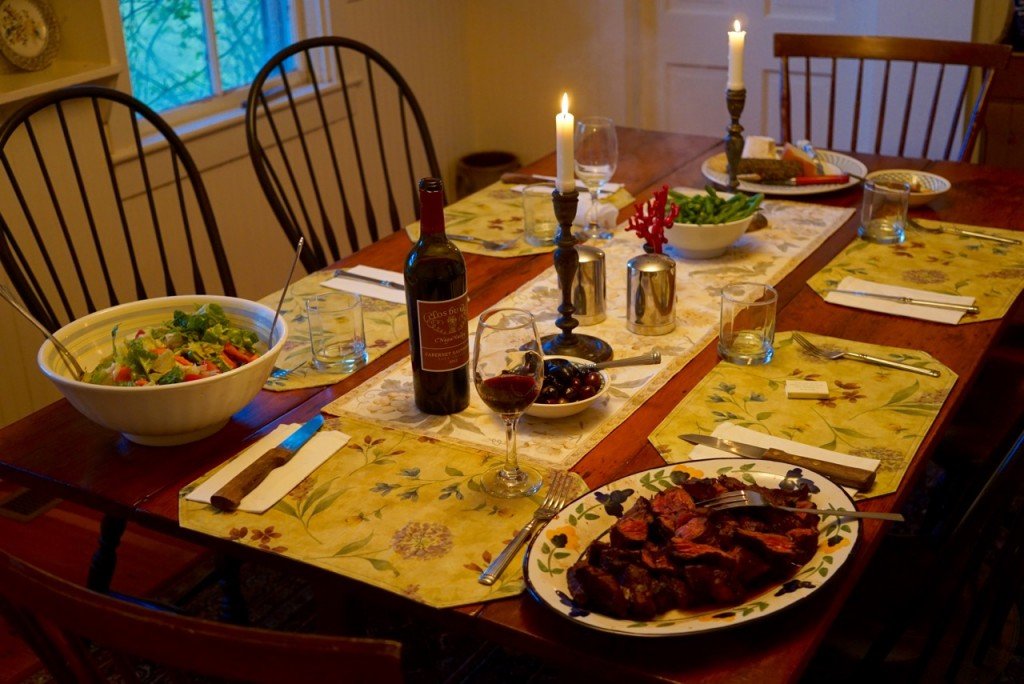 O jantar que John, nosso anfitrião, preparou na churrasqueira!