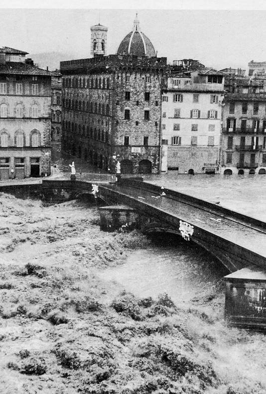1966-arno-durante-alluvione